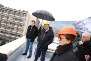 Gradonačelnik Fuad Kasumović obišao radove na sanaciji ravnog krova zgrade Bosanskog narodnog pozorišta Zenica